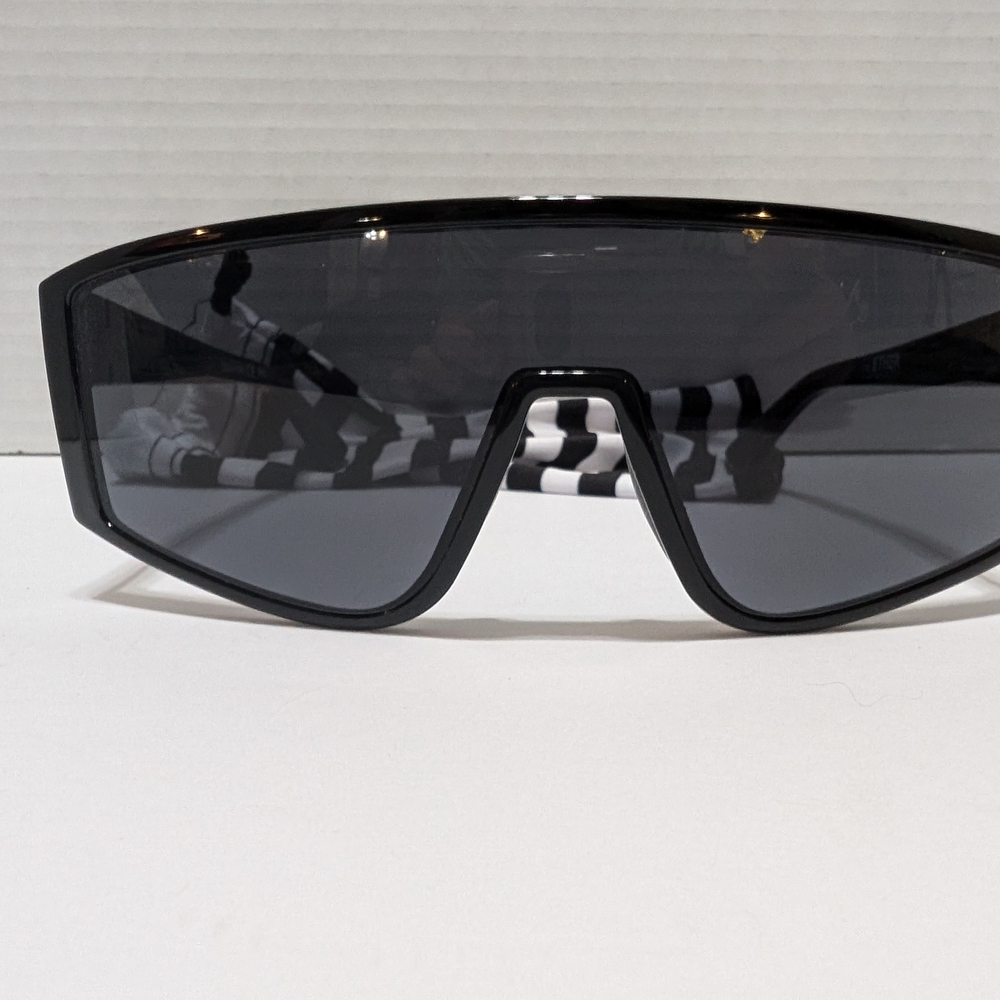 Von Zipper Black Sunglasses Modern Design UV Protection